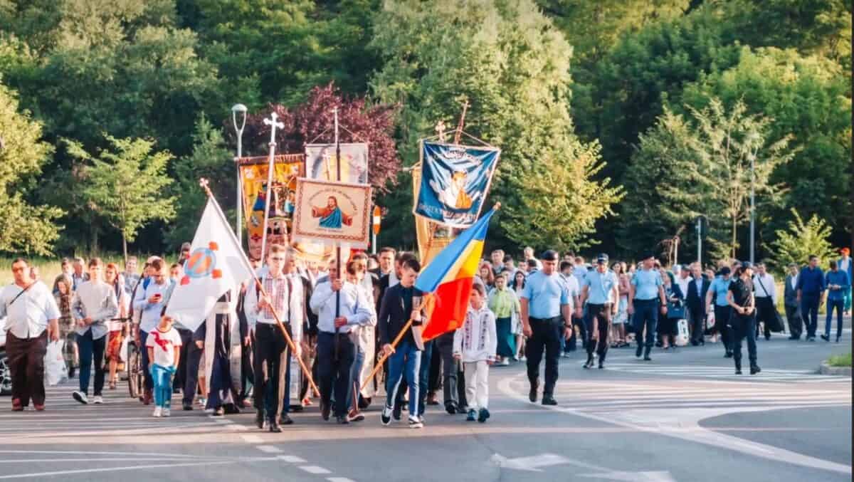 Mii de credincioşi de la "Oastea Domnului" la procesiunile de Rusalii, pe străzile din Sibiu