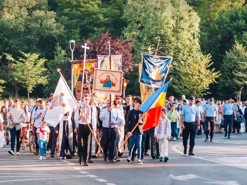 Mii de credincioşi de la "Oastea Domnului" la procesiunile de Rusalii, pe străzile din Sibiu