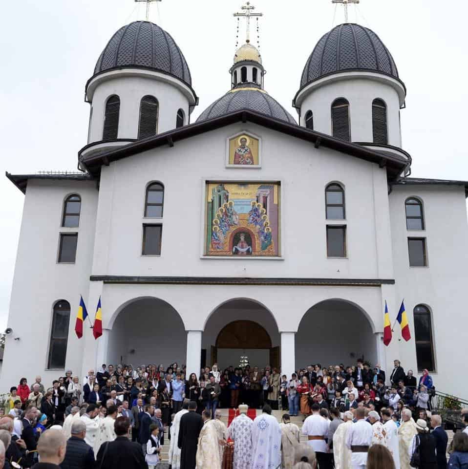 Slujbe de hram de Rusalii şi horă de Sânziene, la bisericile din Muzeul Astra şi Cristian