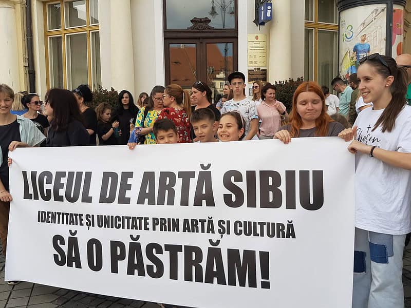 zeci de părinți și elevi de la liceul de artă din sibiu au protestat în piața mare împotriva fuziunii cu liceul „carol i”