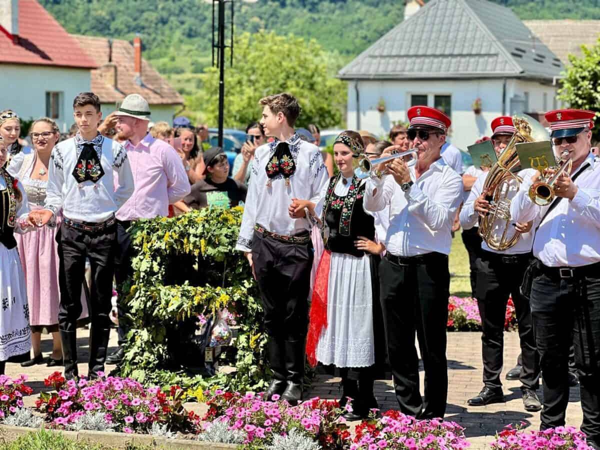 Zeci de tineri în costume săseși au sărbătorit „Kronenfest” la Cârța (foto)