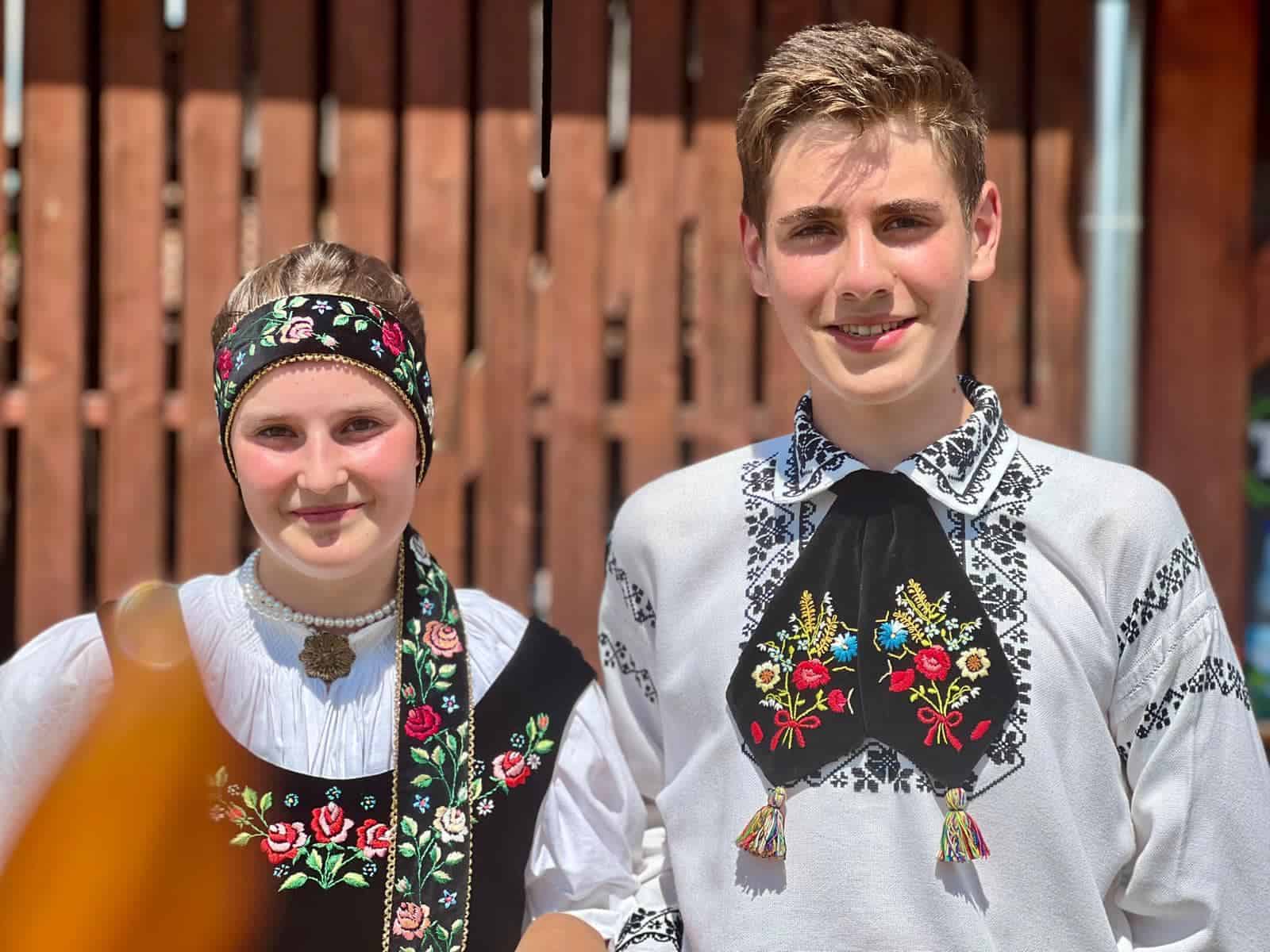 Zeci de tineri în costume săseși au sărbătorit „Kronenfest” la Cârța (foto)