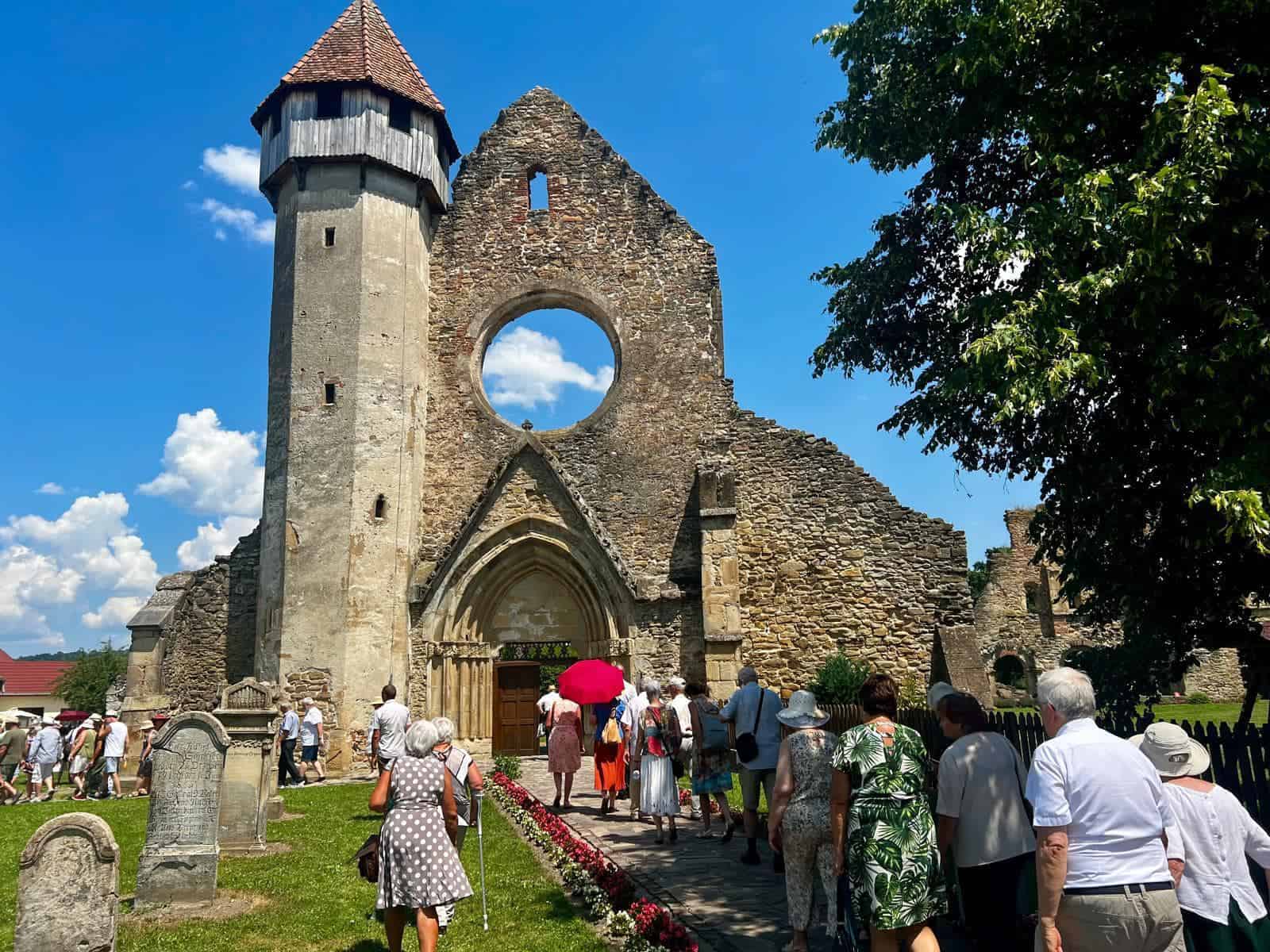 Zeci de tineri în costume săseși au sărbătorit „Kronenfest” la Cârța (foto)