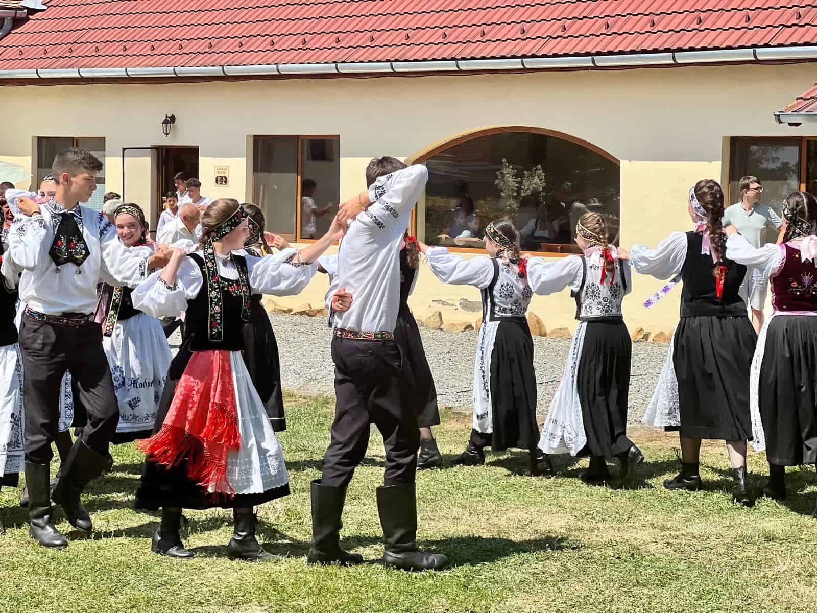 Zeci de tineri în costume săseși au sărbătorit „Kronenfest” la Cârța (foto)