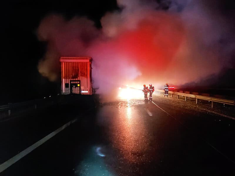 incendiul la un tir din turcia plin cu hârtie pe autostrada sibiu - deva (foto)