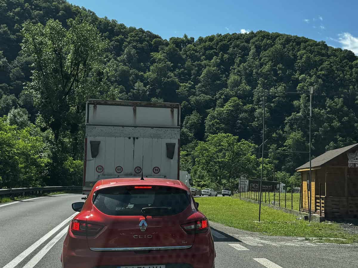 Restricții de circulație pentru tiruri pe Valea Oltului din cauza caniculei