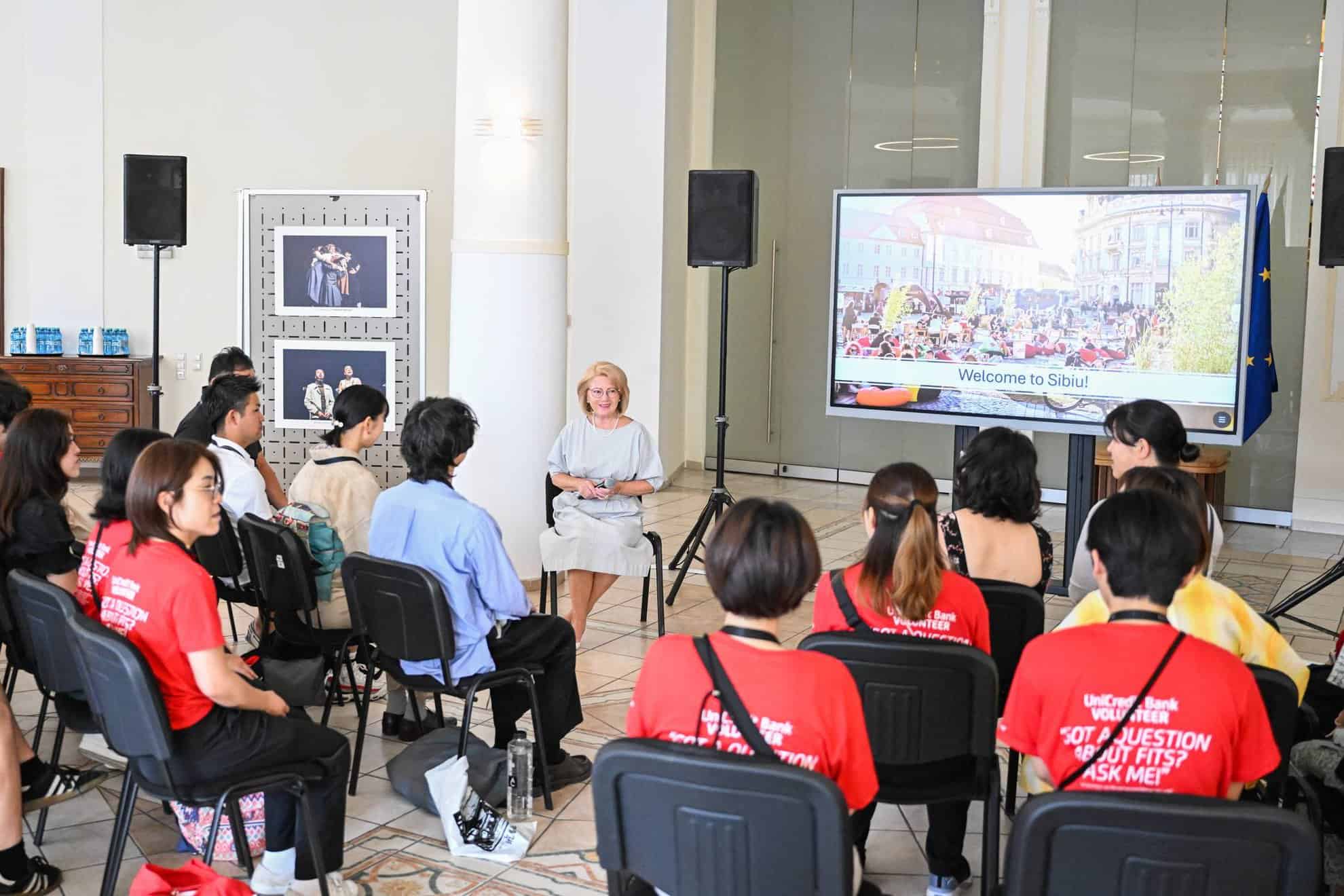 Voluntari din Japonia, SUA, Turcia și Franța la Festivalul Internațional de Teatru de la Sibiu