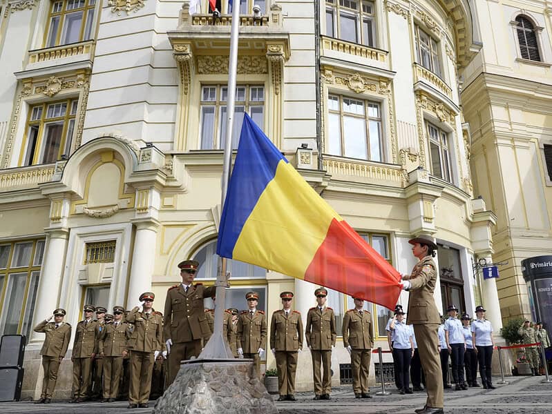 înaltpreasfinţitul laurenţiu a participat la ceremonia de arborare a drapelului naţional în piaţa mare din sibiu (foto)