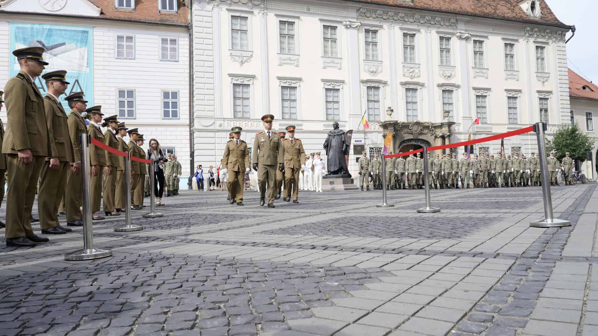 Înaltpreasfinţitul Laurenţiu a participat la ceremonia de arborare a Drapelului Naţional în Piaţa Mare din Sibiu (foto)