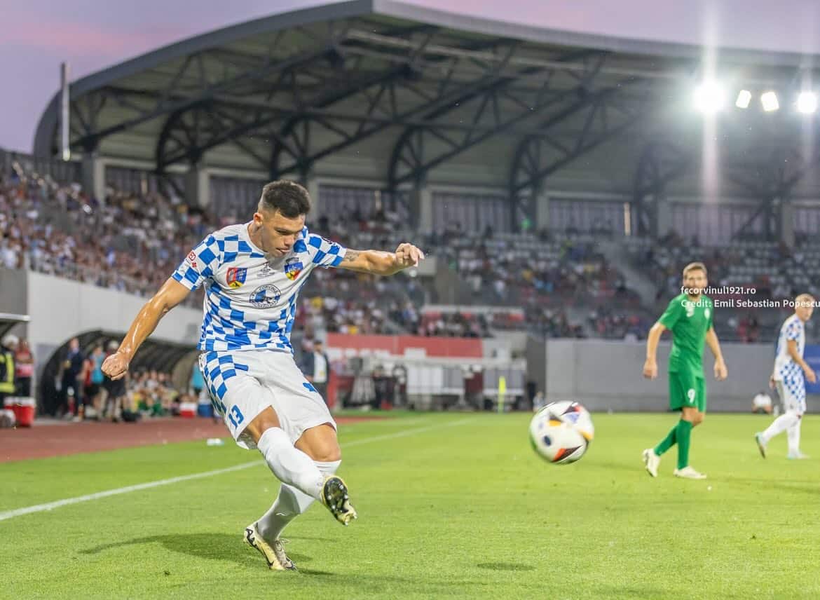 Corvinul Hunedoara pierde la Sibiu cu Paksi, dar se califică în turul următor în Europa League (video foto)