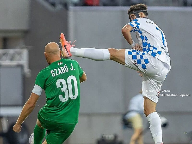 corvinul hunedoara pierde la sibiu cu paksi, dar se califică în turul următor în europa league (video foto)