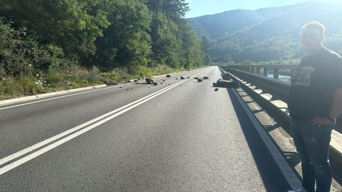 La un pas de tragedie pe Valea Oltului. Un bolovan căzut de pe versant a lovit o mașină