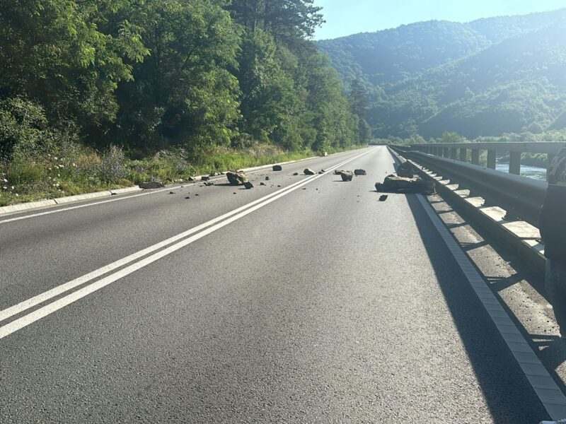 la un pas de tragedie pe valea oltului. un bolovan căzut de pe versant a lovit o mașină