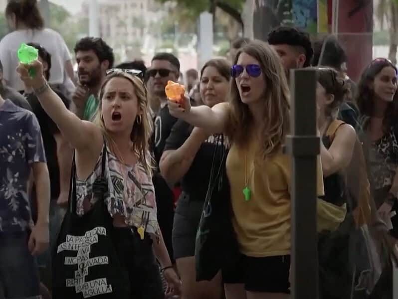 localnicii din barcelona protestează împotriva turismului în masă stropind turiștii cu apă (video)