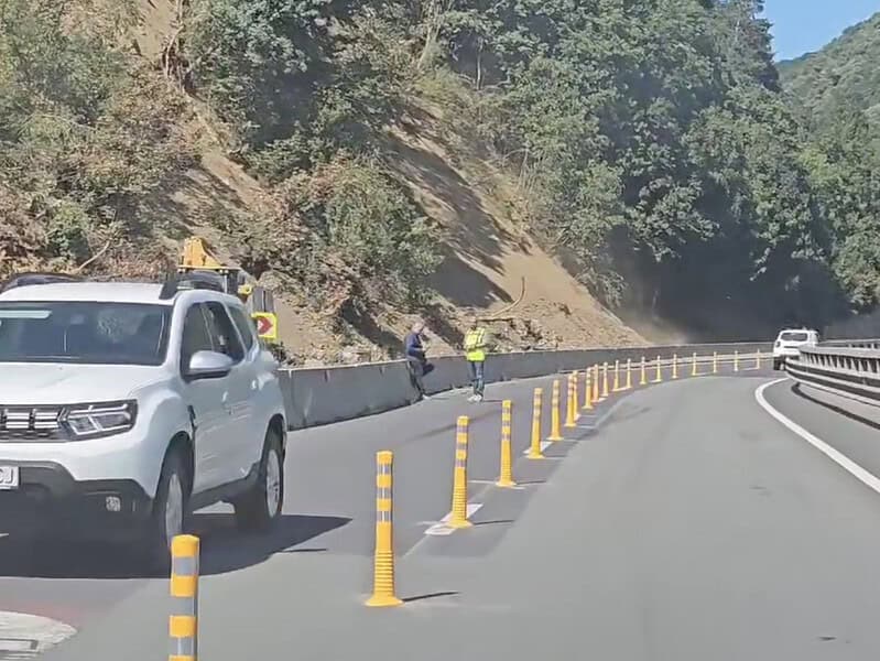 trafic îngreunat pe valea oltului între lazaret și turnul spart, din cauza căderilor de pietre (video)