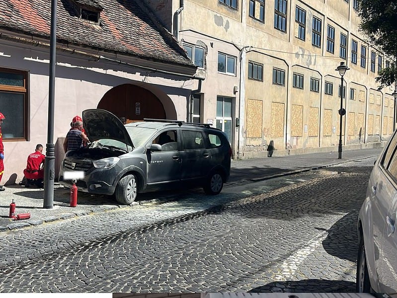 mașină cuprinsă de flăcări în apropiere de piața cibin (foto video update)