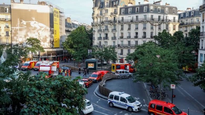 panică la paris după ce o mașină a intrat în plin pe terasa unei cafenele și a rănit clienții