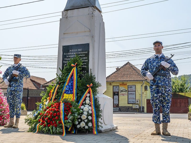 depuneri de flori de ziua aviației române la mediaș (video, foto)