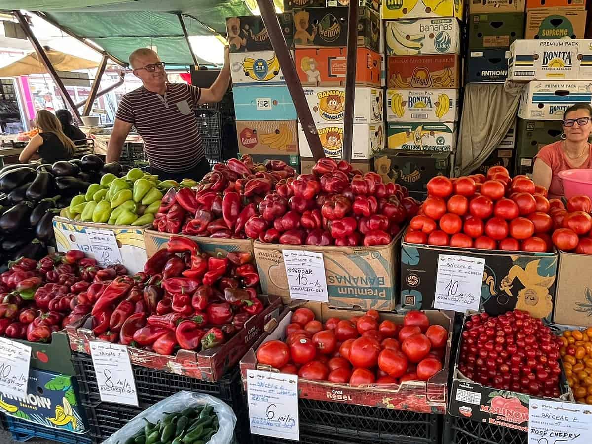 Legumele pentru zacuscă și murături, mai puține ca de obicei în Piața Cibin. Comercianții explică și de ce prețurile nu scad (foto)