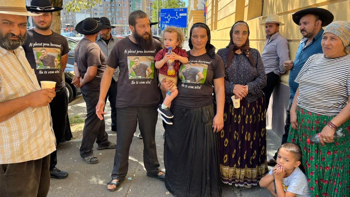 protest la parchetul din sibiu. familia tânărului ucis la arpașu de jos se teme: „criminalii au zis că plătesc toată poliția ca să scape” (foto video)