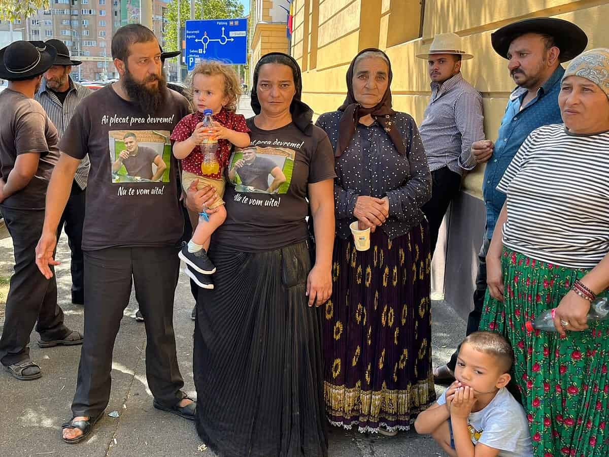 protest la parchetul din sibiu. familia tânărului ucis la arpașu de jos se teme: „criminalii au zis că plătesc toată poliția ca să scape” (foto video)