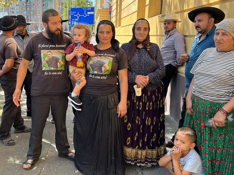 protest la parchetul din sibiu. familia tânărului ucis la arpașu de jos se teme: „criminalii au zis că plătesc toată poliția ca să scape” (foto video)