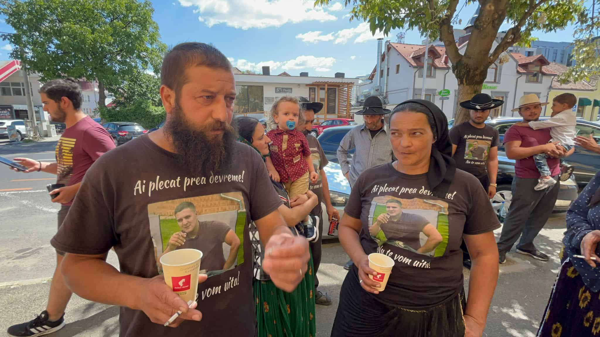 protest la parchetul din sibiu. familia tânărului ucis la arpașu de jos se teme: „criminalii au zis că plătesc toată poliția ca să scape” (foto video)