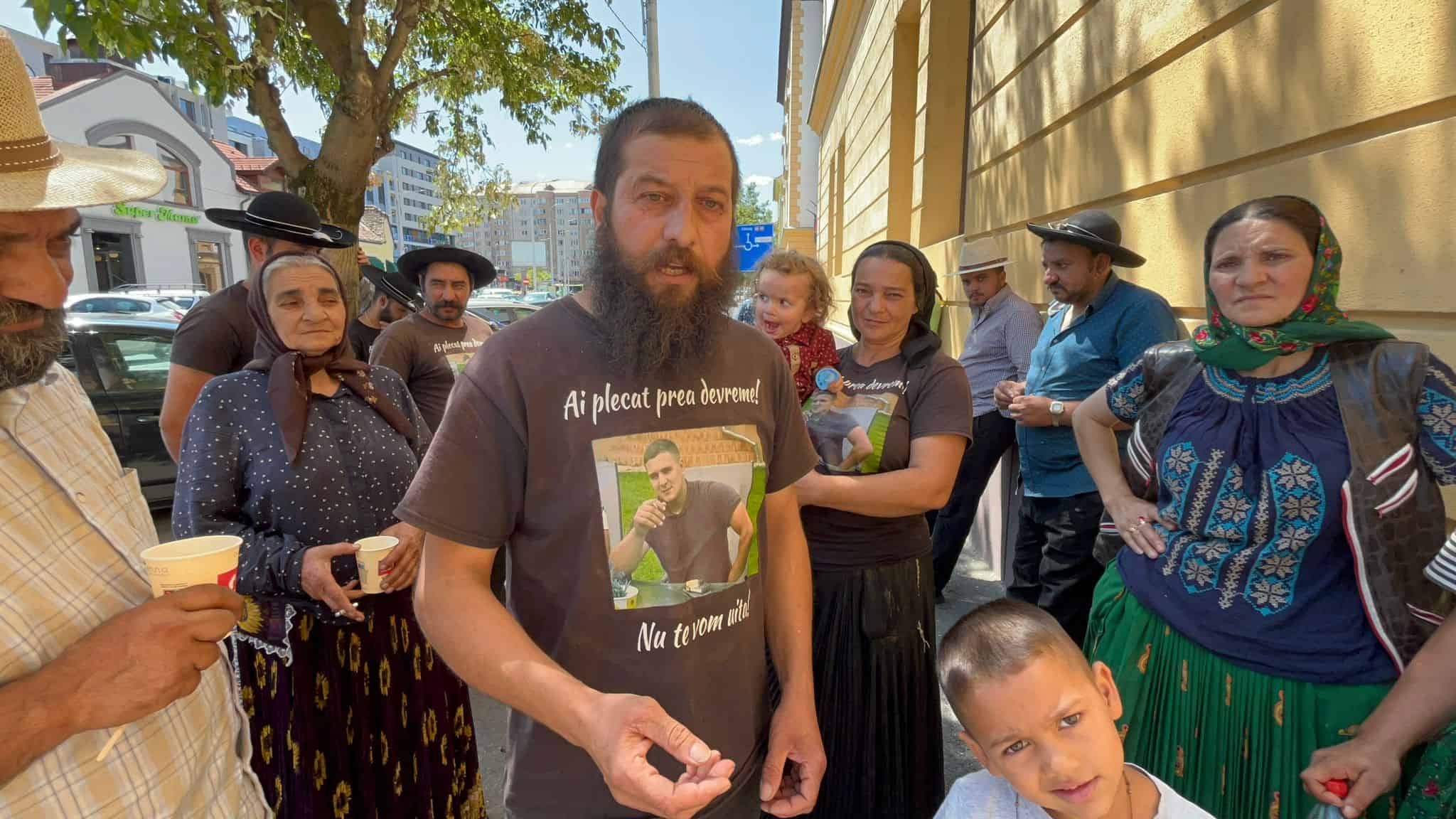 protest la parchetul din sibiu. familia tânărului ucis la arpașu de jos se teme: „criminalii au zis că plătesc toată poliția ca să scape” (foto video)