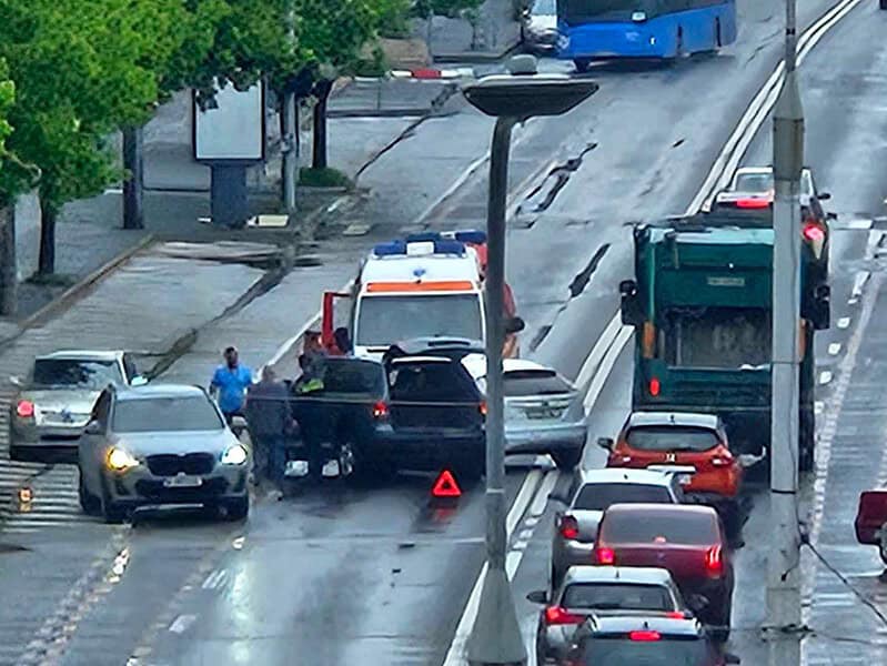 trafic îngreunat pe calea dumbrăvii în urma unui accident (foto)