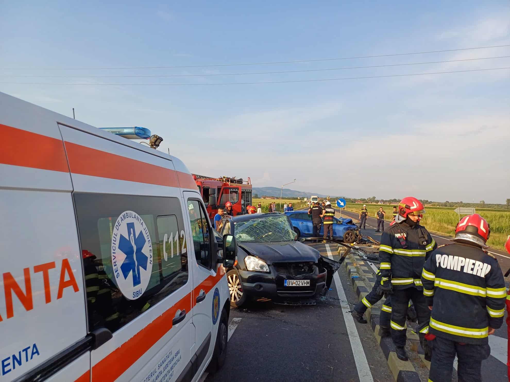 Starea răniților de la accidentul de pe DN1 de la Arpașu de vineri seara. Un bărbat a fost preluat de elicopterul SMURD (foto)