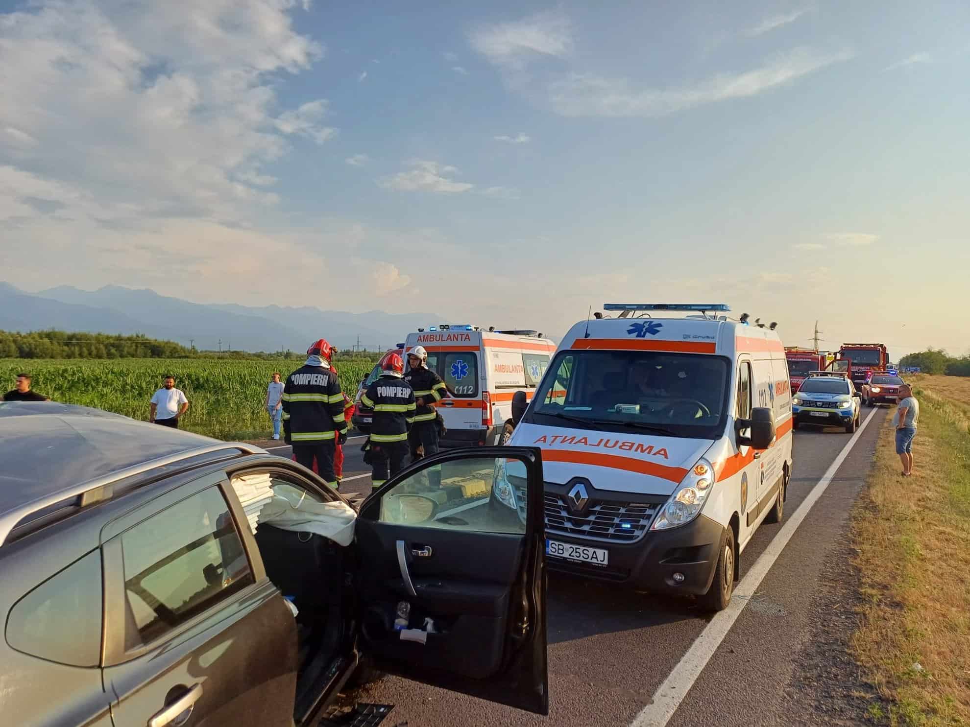 Starea răniților de la accidentul de pe DN1 de la Arpașu de vineri seara. Un bărbat a fost preluat de elicopterul SMURD (foto)