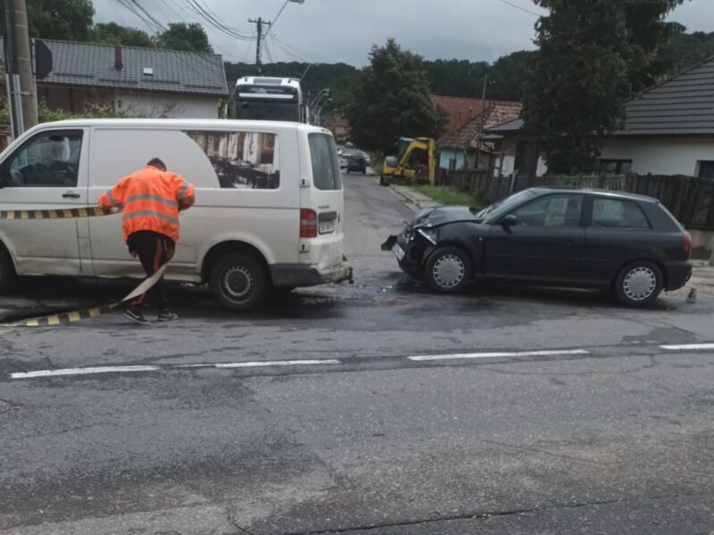 accident cu 2 răniți în mediaș din cauza unui șofer neatent care a ieșit din parcare fără să se asigure