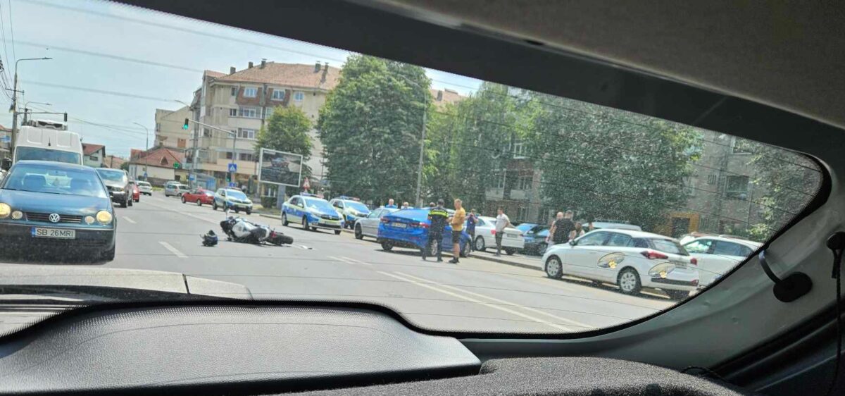 Motociclist accidentat de o mașină în Terezian la Sibiu (foto)