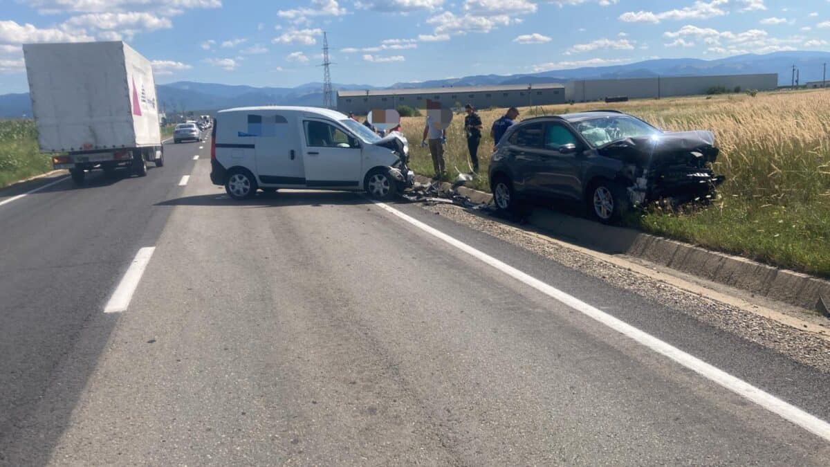 Accident pe strada Salzburg în Sibiu. Unui șofer i s-a făcut rău la volan