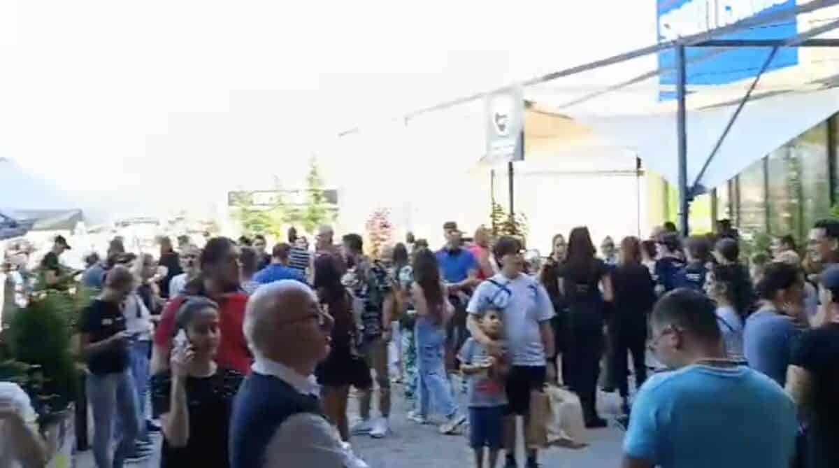 Au sunat alarmele în mall la Sibiu. Zeci de oameni evacuați de urgență (video)