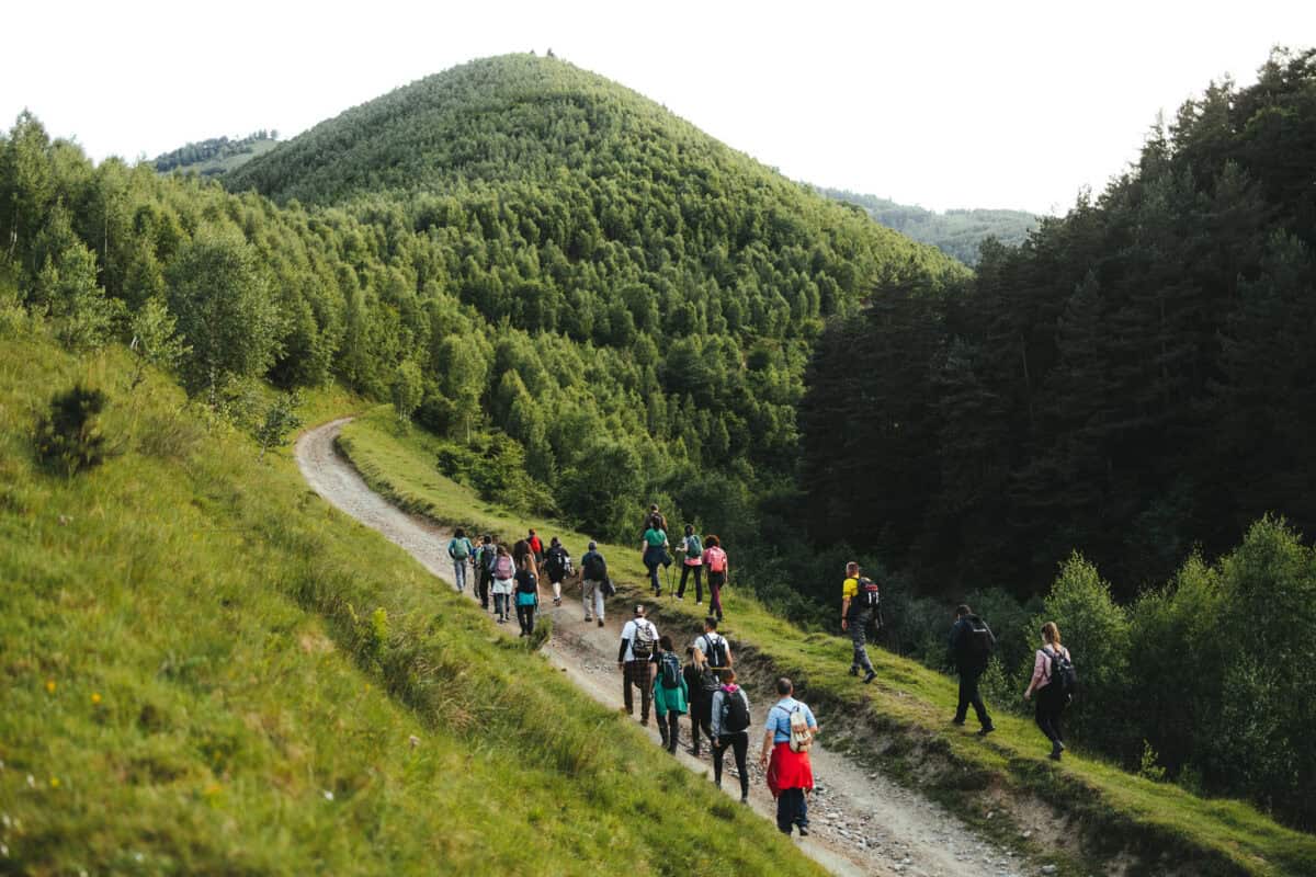 Weekend atractiv în Țara Colibelor cu drumeții ghidate si yoga la “Anii Drumeției”