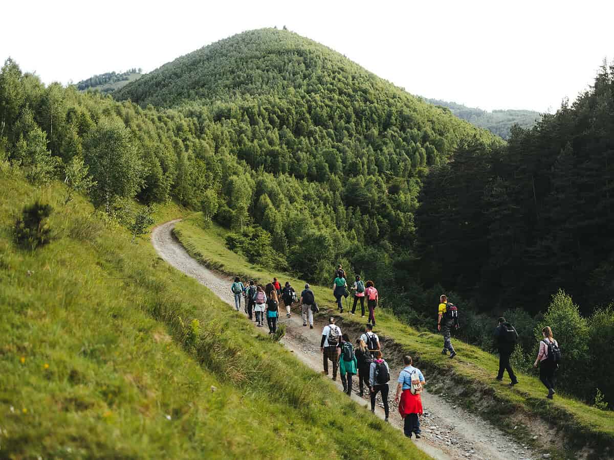 Weekend atractiv în Țara Colibelor cu drumeții ghidate si yoga la “Anii Drumeției”