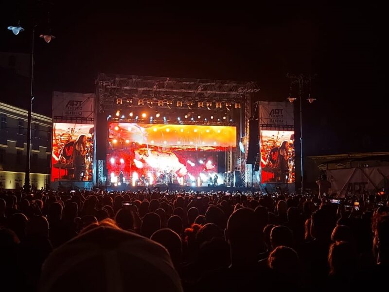 peste 10.000 de spectatori, la concertul korn de la artmania. formația americană a făcut show pe scena din piața mare (foto, video)