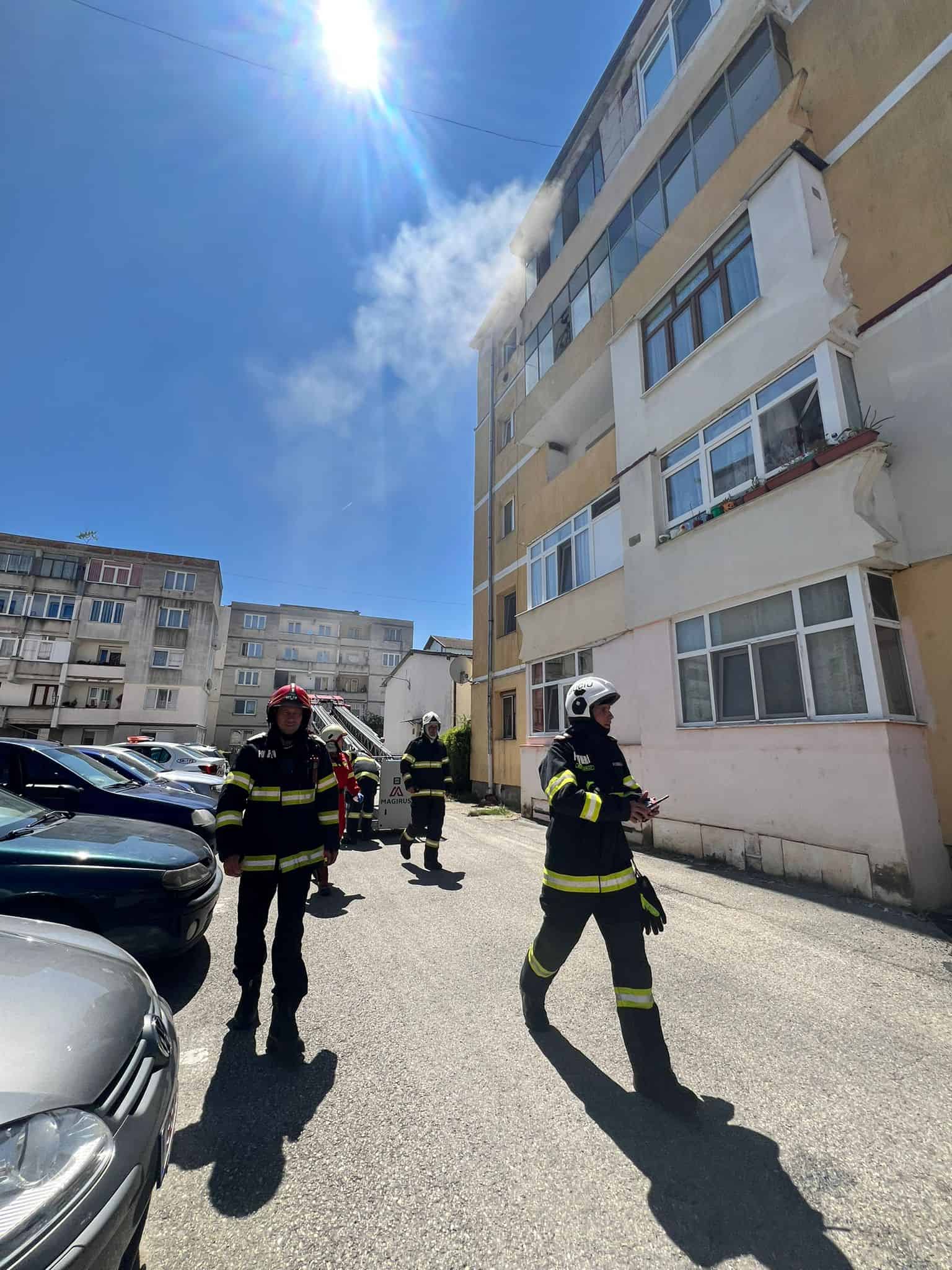 Zece locatari evacuați dintr-un bloc din Cisnădie în urma unui incendiu izbucnit de la o lumânare