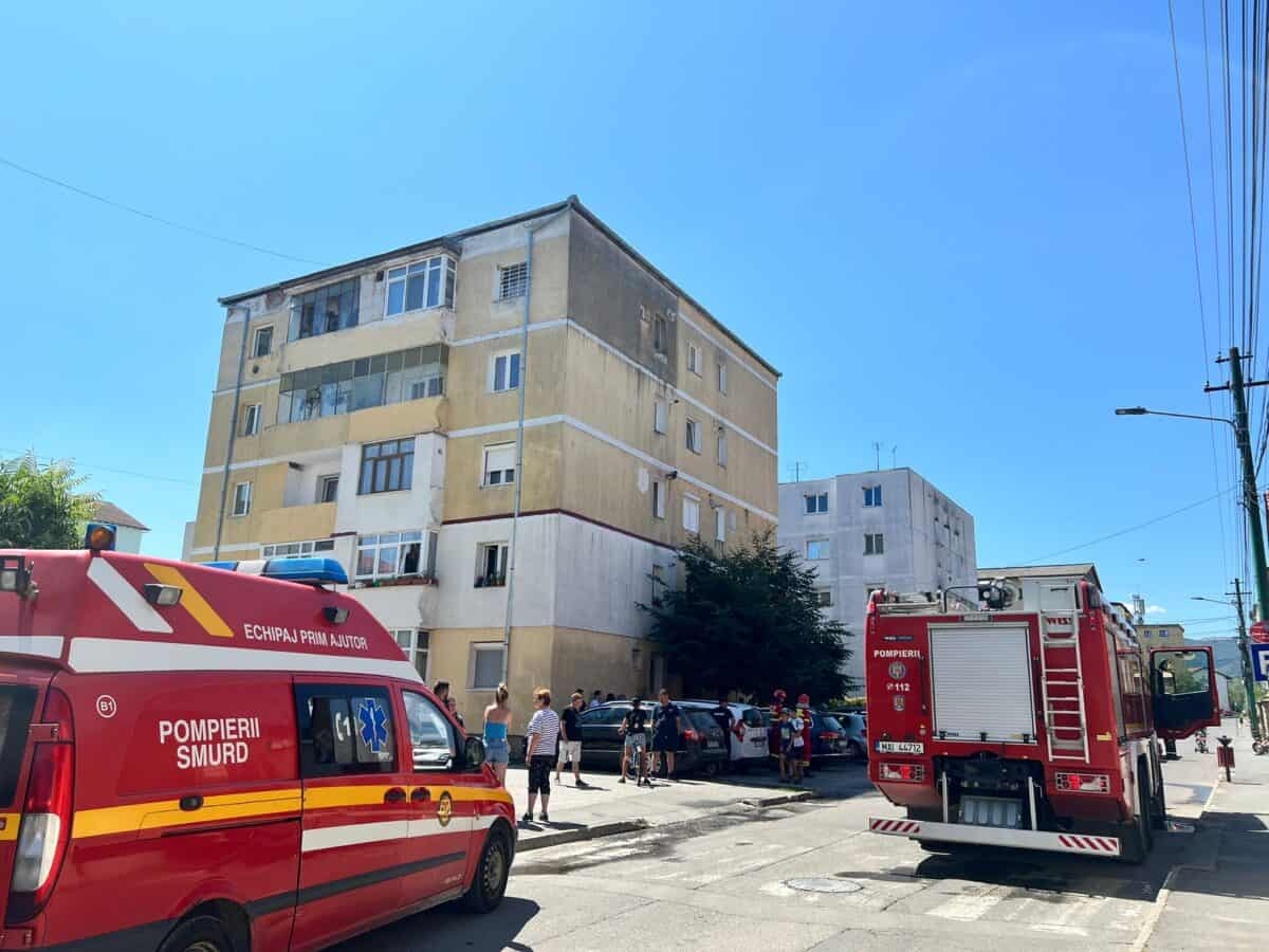 Zece locatari evacuați dintr-un bloc din Cisnădie în urma unui incendiu izbucnit de la o lumânare