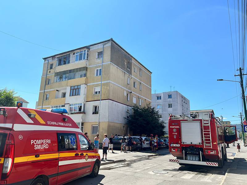 Zece locatari evacuați dintr-un bloc din Cisnădie în urma unui incendiu izbucnit de la o lumânare