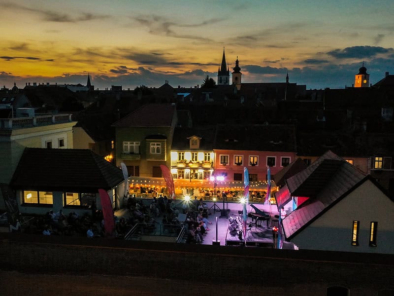 Festivalul „Concerte pe Acoperiș” revine la Sibiu. Biletele se pot cumpăra și online