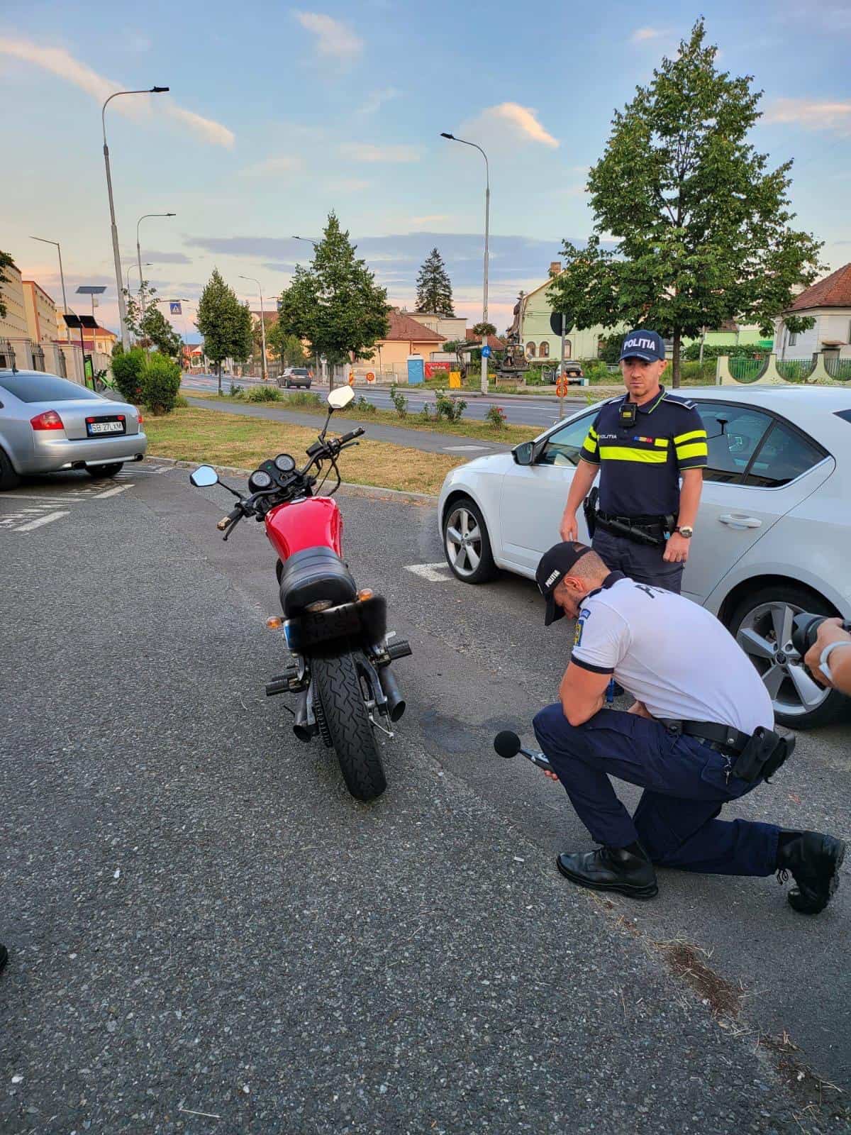 Zgomotul tobelor verificat de polițiști la Sibiu: 4 șoferi amendați pentru modificări ilegale, iar unul lăsat fără permis pentru condus agresiv (foto)