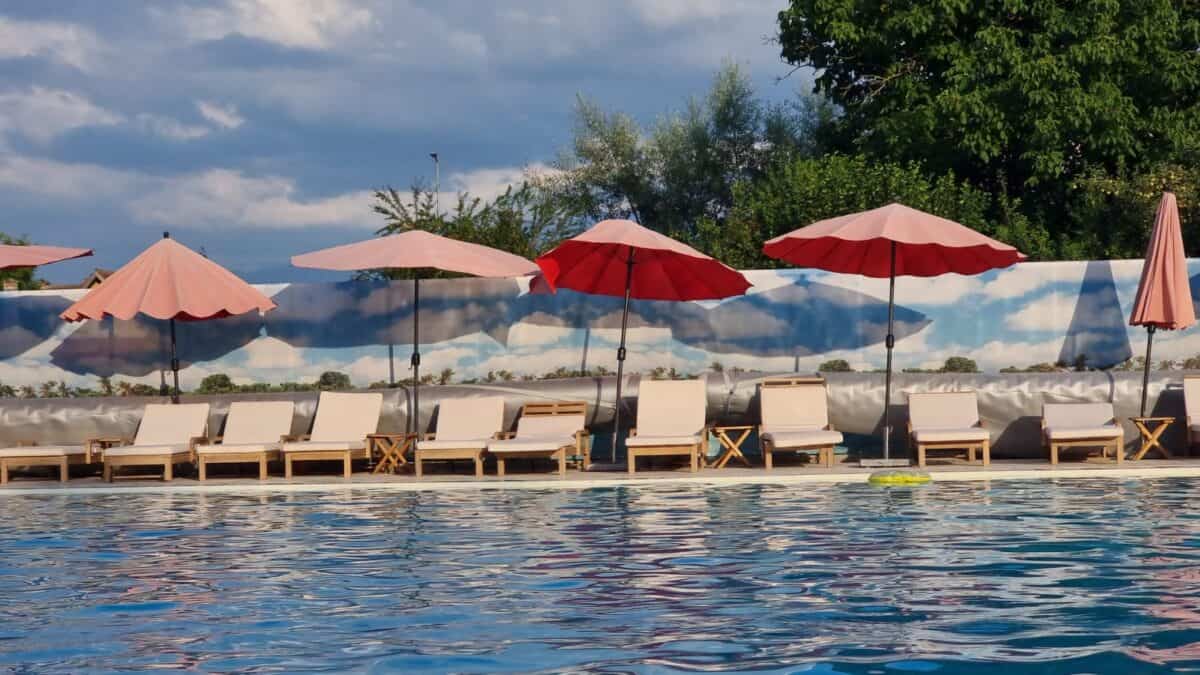 Relaxare în stil mare pentru toată familia la Corabia Piraților Beach Club din Avrig, piscina cea mai Instagramabilă din județul Sibiu