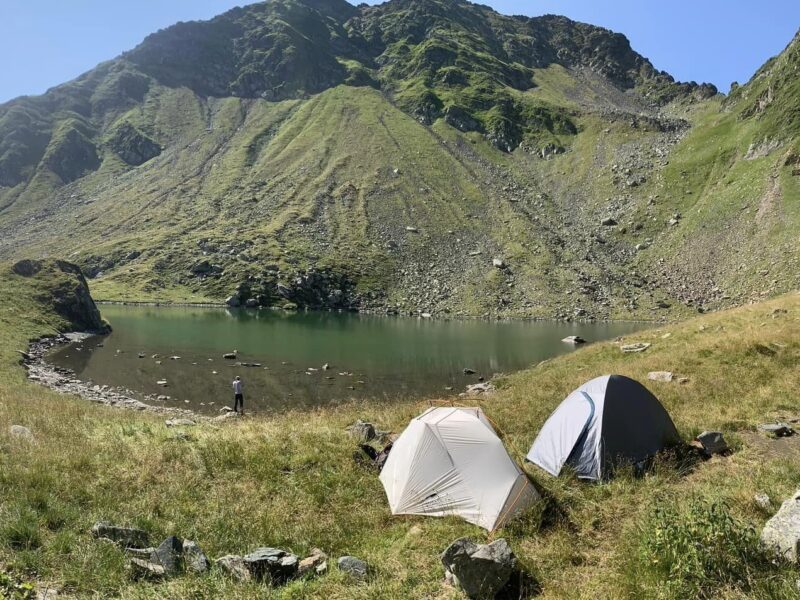 turiste lăsate fără corturi și rucsacuri pe munte în zona lacului avrig. „este un fel de tentativă de omor”