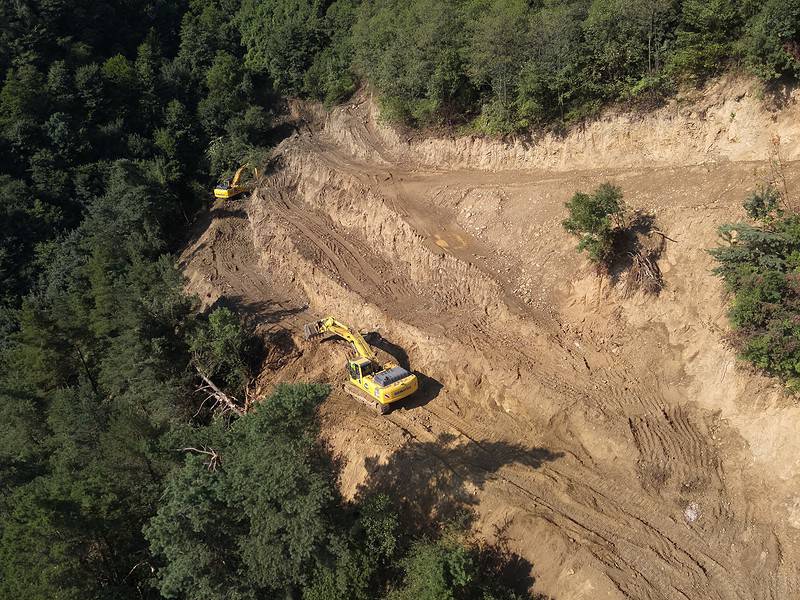 ziua 2 cu valea oltului închisă: bucăți de stâncă și copaci au căzut pe drum (video, foto)