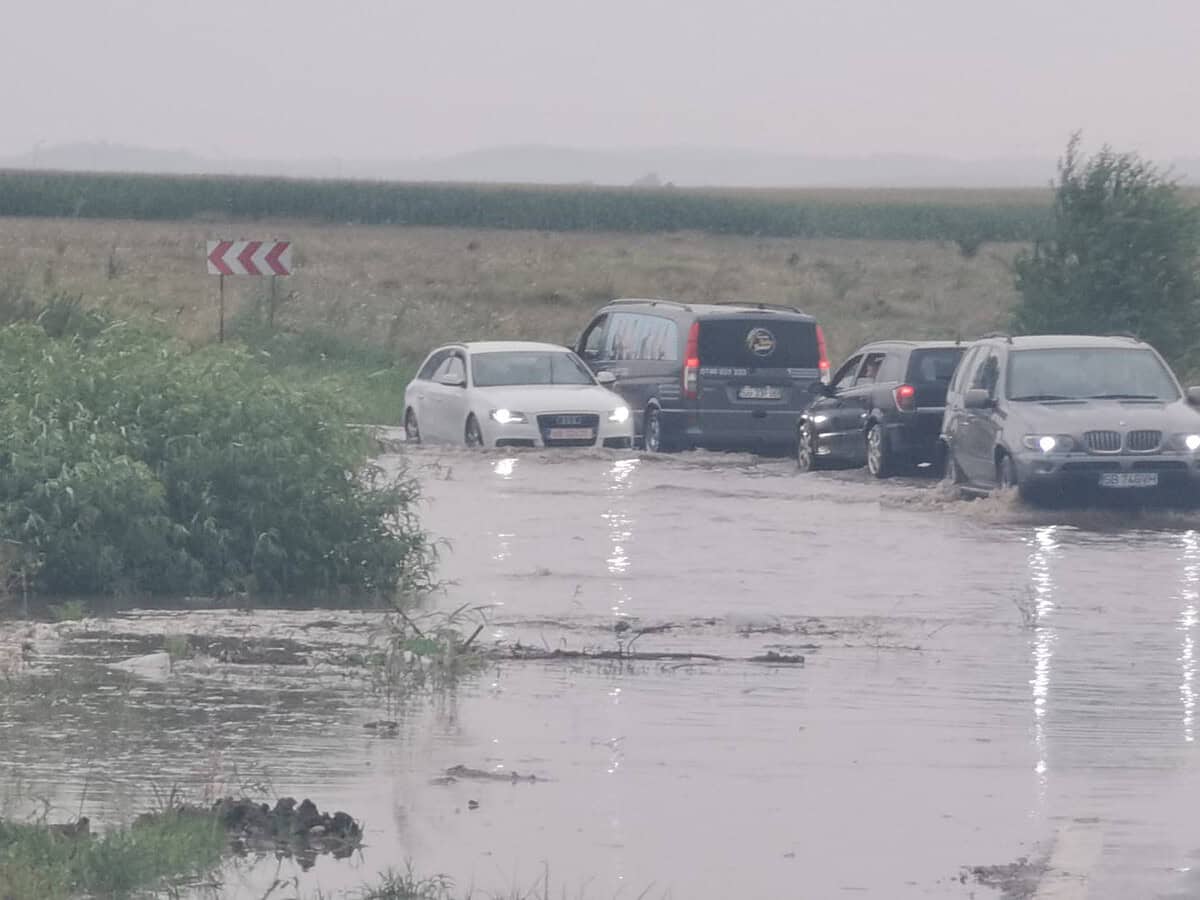drumul hoților, inundat de furtuna de sâmbătă după amiază (video)