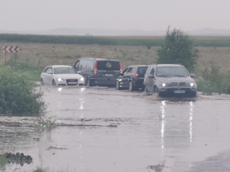 drumul hoților, inundat de furtuna de sâmbătă după amiază (video)