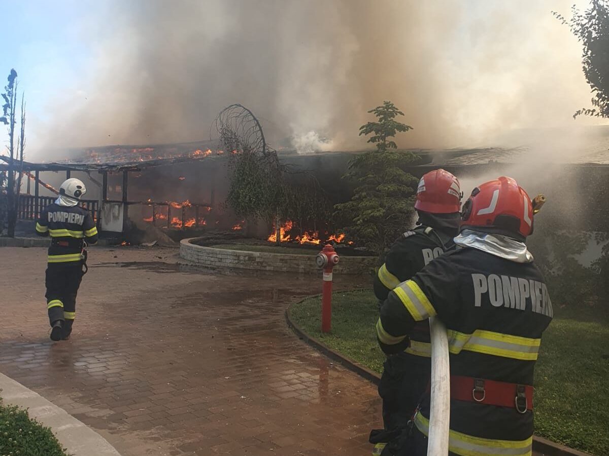 Incendiu devastator la unul dintre cele mai cunoscute restaurante din județul Vâlcea (foto)