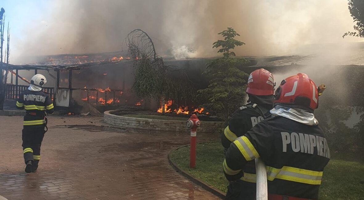 Incendiu devastator la unul dintre cele mai cunoscute restaurante din județul Vâlcea (foto)